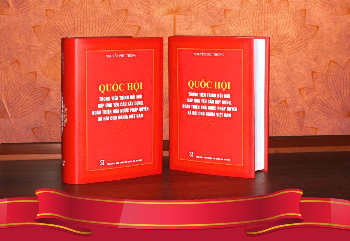 Cuon sach “Quoc hoi trong tien trinh doi moi dap ung yeu cau xay dung, hoan thien Nha nuoc phap quyen xa hoi chu nghia Viet Nam“. Anh: Pham Thang 