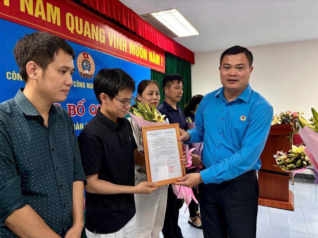 Mr. Nguyen Dinh Thang - Chairman of the Hanoi Industrial and Export Processing Zones Trade Union presented the Establishment Decision and requested the Trade Union to focus on taking care of workers during the Lunar New Year. Photo: Trade Union