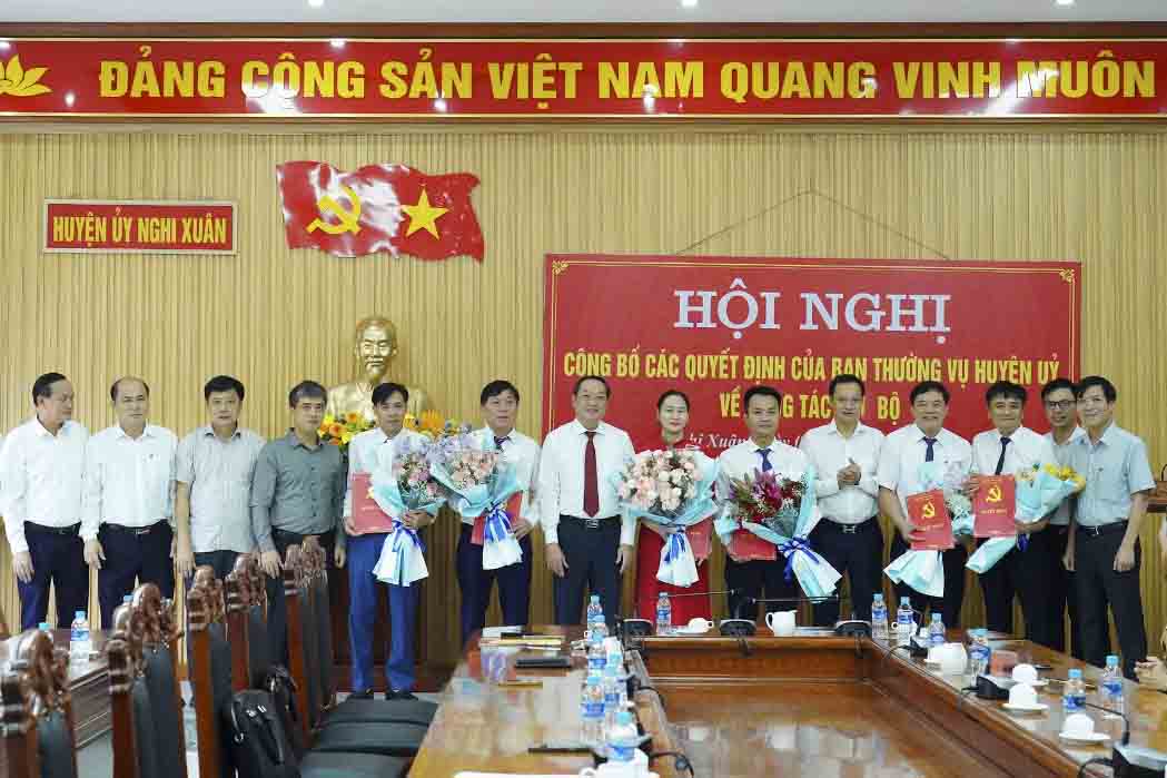 Nghi Xuan district handed over the decision to transfer and rotate 6 officials. Photo: Duc Dong.