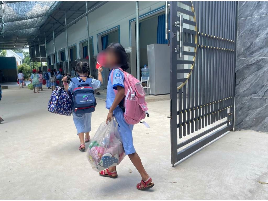 Primary school students go to boarding facilities for the second session. Photo: Dinh Trong