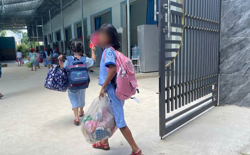 Primary school students go to boarding facilities for the second session. Photo: Dinh Trong