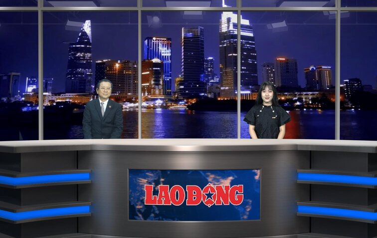 Lawyer advises on collective labor agreements.