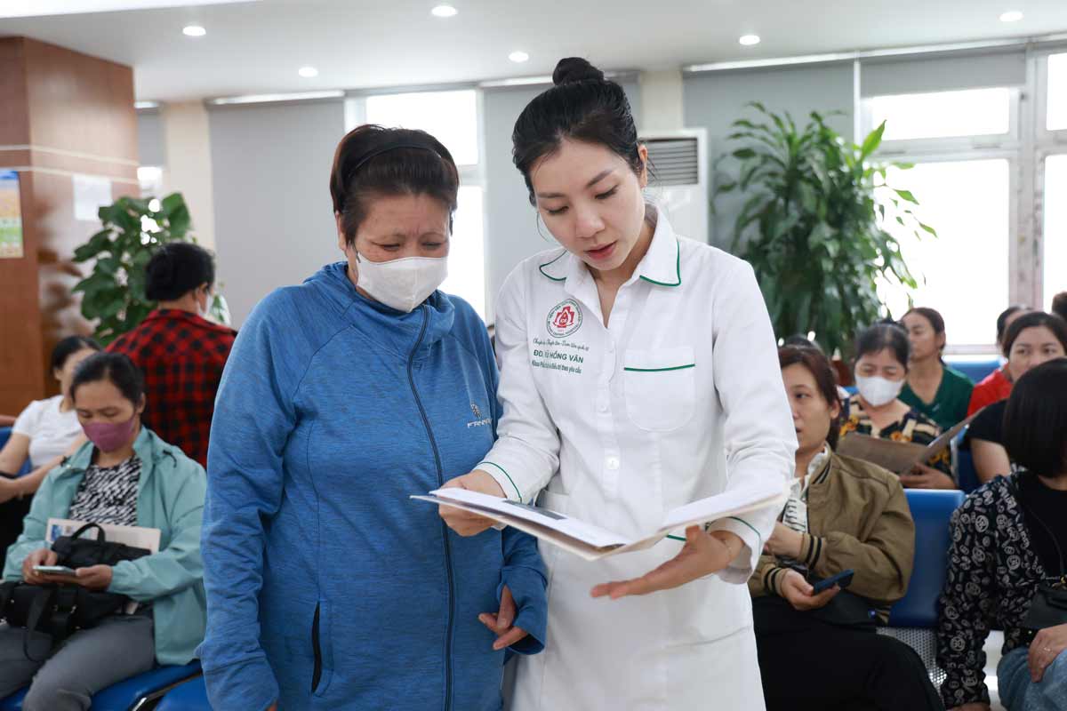 Free cancer screening for 700 vulnerable women in Hanoi. Photo: Viet Anh