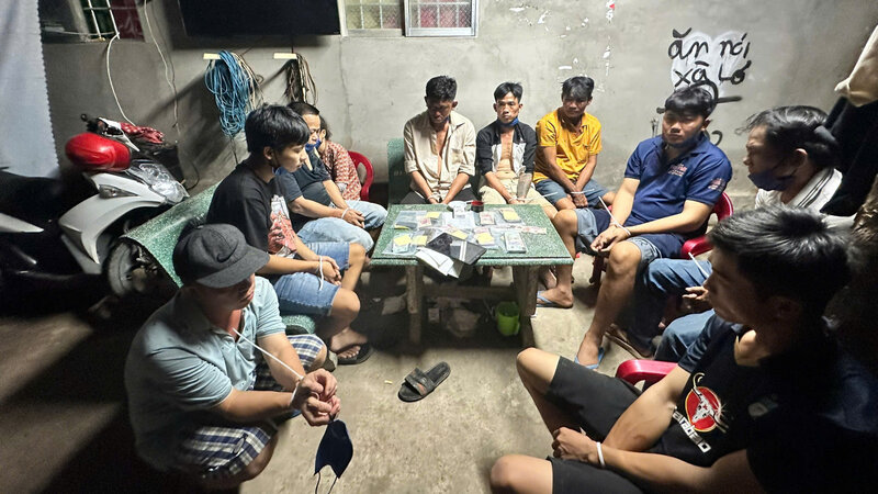 Caught 10 unemployed people organizing gambling. Photo: Provided by the police.