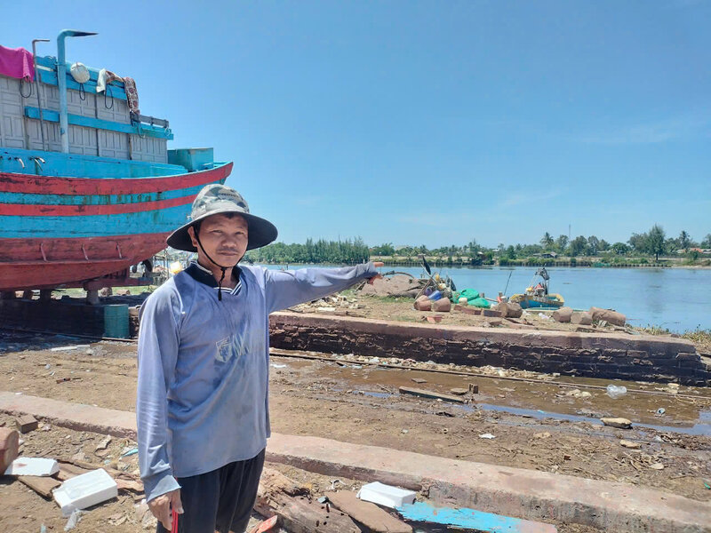 Fisherman Tran Ngoc Thanh, owner of fishing boat QNg 91428 TS, in Quang Ngai City and many other fishermen, hope that the project to upgrade and expand Tinh Hoa fishing port will be completed soon. Photo: Vien Nguyen