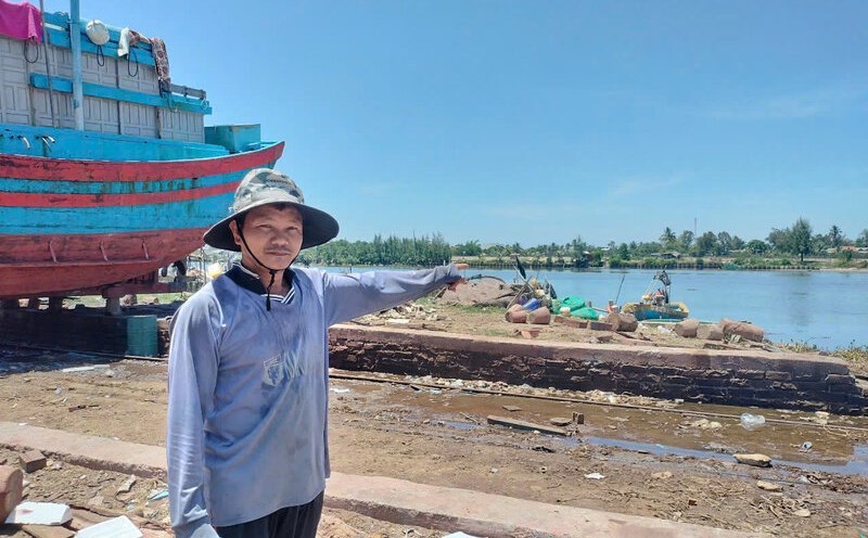 Fisherman Tran Ngoc Thanh, owner of fishing boat QNg 91428 TS, in Quang Ngai City and many other fishermen, hope that the project to upgrade and expand Tinh Hoa fishing port will be completed soon. Photo: Vien Nguyen