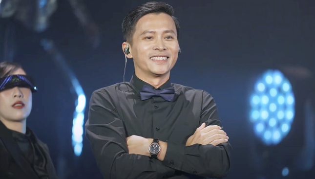 CEO Pham Nhu Anh sings "Upstairs". Photo: MB