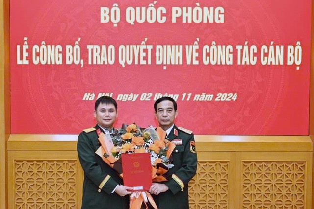 Dai tuong Phan Van Giang, Uy vien Bo Chinh tri, Pho Bi thu Quan uy Trung uong, Bo truong Bo Quoc phong trao quyet dinh cho Thuong ta Cao Anh Son. Anh: VGP