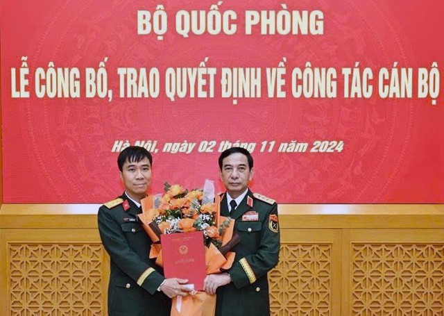 Dai tuong Phan Van Giang, Uy vien Bo Chinh tri, Pho Bi thu Quan uy Trung uong, Bo truong Bo Quoc phong trao quyet dinh cho Trung ta Nguyen Dat. Anh: VGP