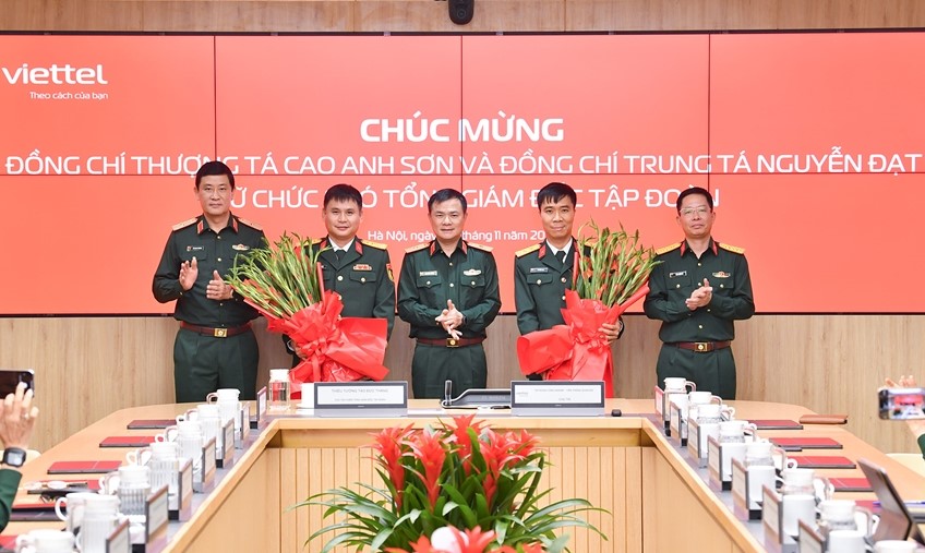 Viettel Group's leadership presented flowers to congratulate Senior Lieutenant Colonel Cao Anh Son and Lieutenant Colonel Nguyen Dat. Photo: VGP