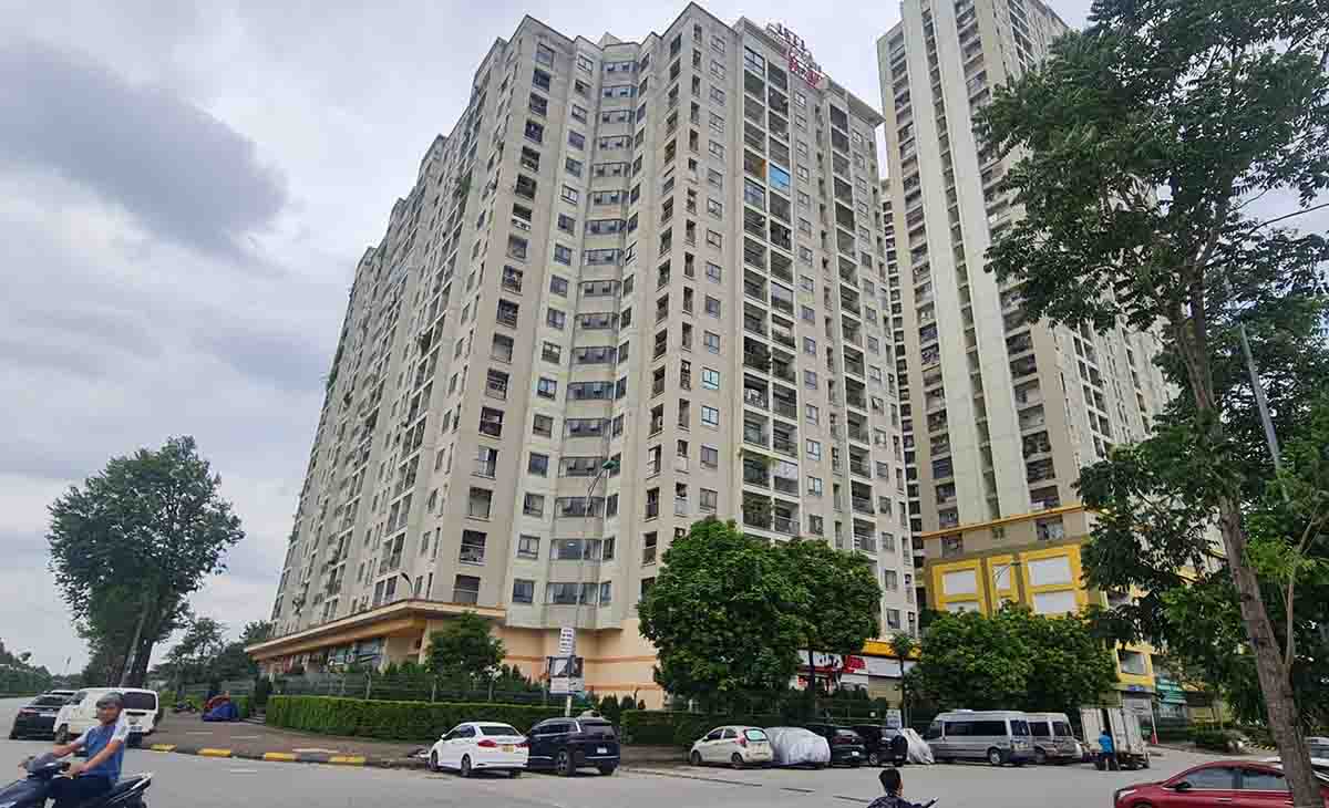 Many residents living in buildings 18T1 and 18T2 of The Golden An Khanh apartment complex are experiencing delays in receiving their pink books. Photo: Cao Nguyen