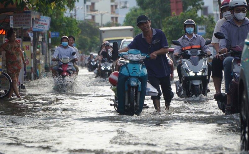 Heavy rain and high tides continue to occur in the South. Photo: Nguyen Chan