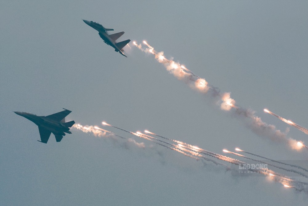 SU-30MKII squadron releases flares at the opening ceremony of the first Vietnam International Defense Exhibition, 2022. Photo: Hai Nguyen