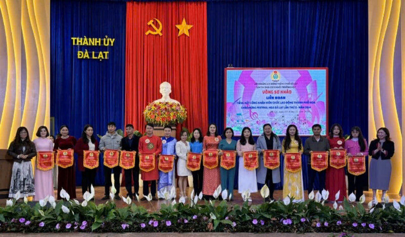 The organizing committee of the Da Lat City Workers' and Civil Servants' Singing Festival presented souvenir flags to the participating teams. Photo: D.Quynh