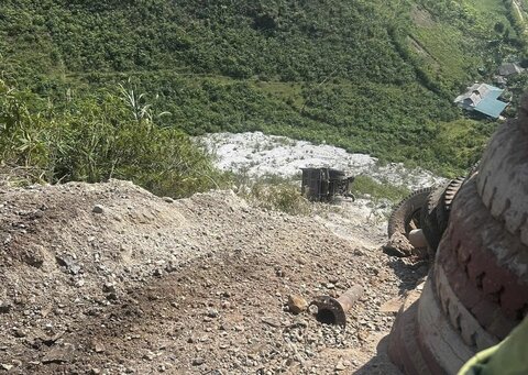 The scene of the truck plunging into the abyss. Photo: Provided by local residents
