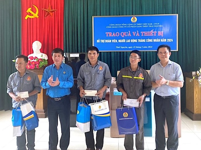 Mr. Phan Van Ban - Chairman of Vietnam Trade Union of Industry and Trade (2nd from left) presents gifts to union members in difficult circumstances and those involved in work-related accidents. Photo: Vietnam Trade Union of Industry and Trade