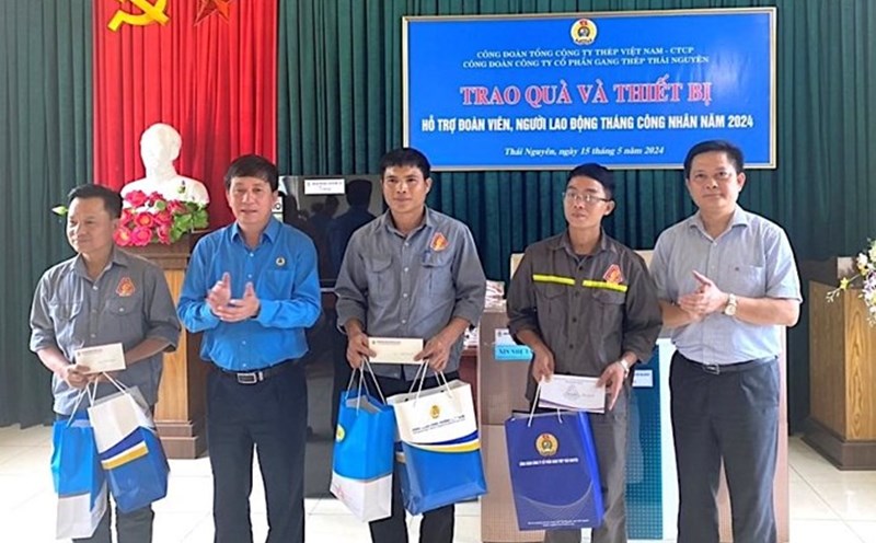 Mr. Phan Van Ban - Chairman of Vietnam Trade Union of Industry and Trade (2nd from left) presents gifts to union members in difficult circumstances and those involved in work-related accidents. Photo: Vietnam Trade Union of Industry and Trade