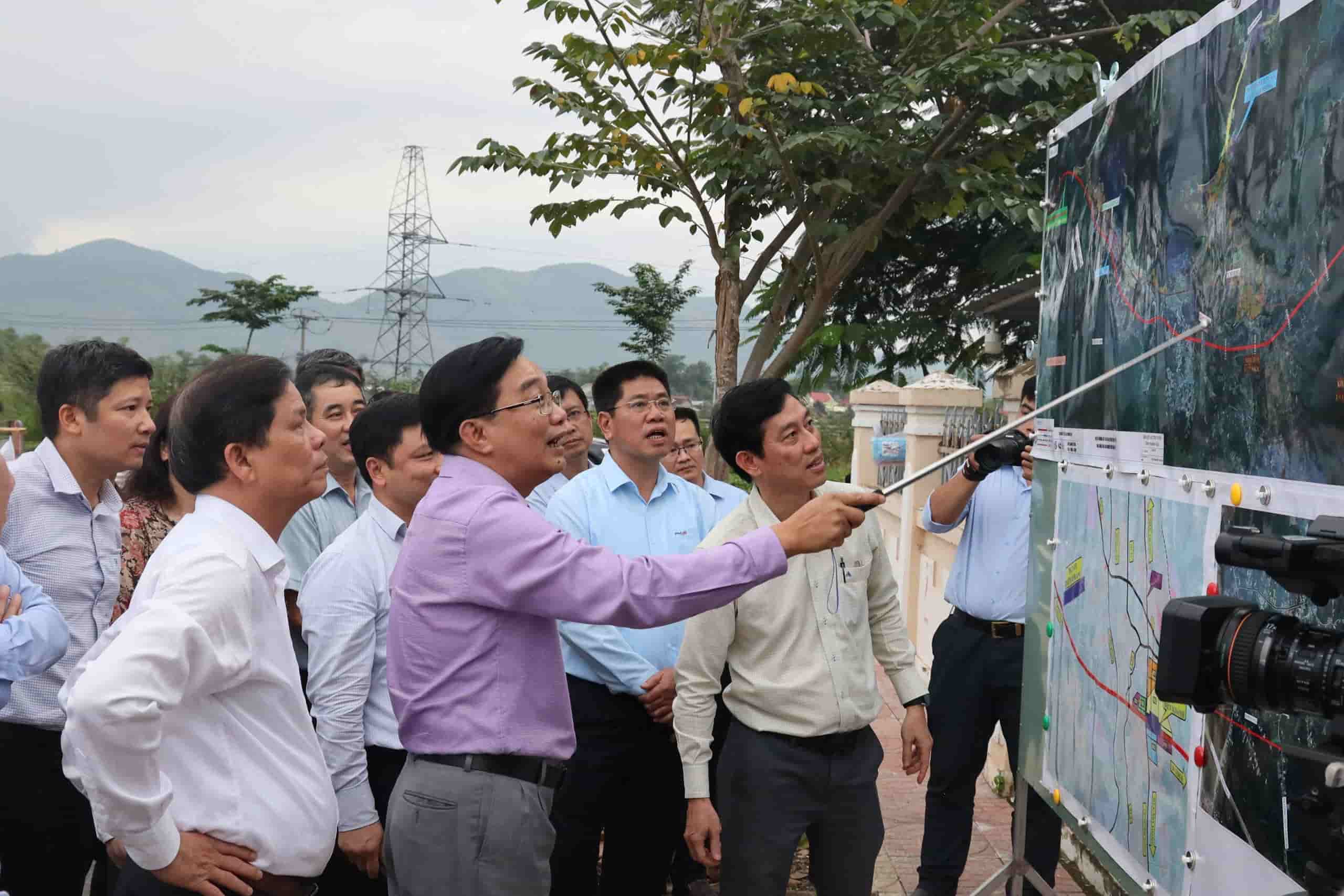 Doan cong tac cua Uy ban Kinh te Quoc hoi khao sat Du an Duong sat toc do cao truc Bac - Nam tai tinh Khanh Hoa. Anh: Huu Long