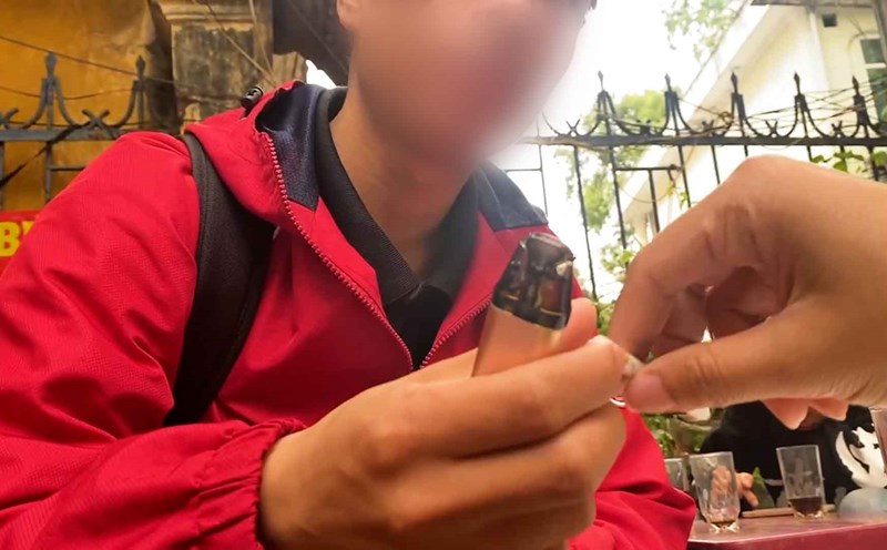 Young people and the electronic cigarette storm, the risk from habits