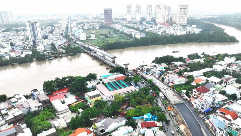 Cau Phuoc Long da hoan thanh 7/9 nhip cau.  Anh: Anh Tu