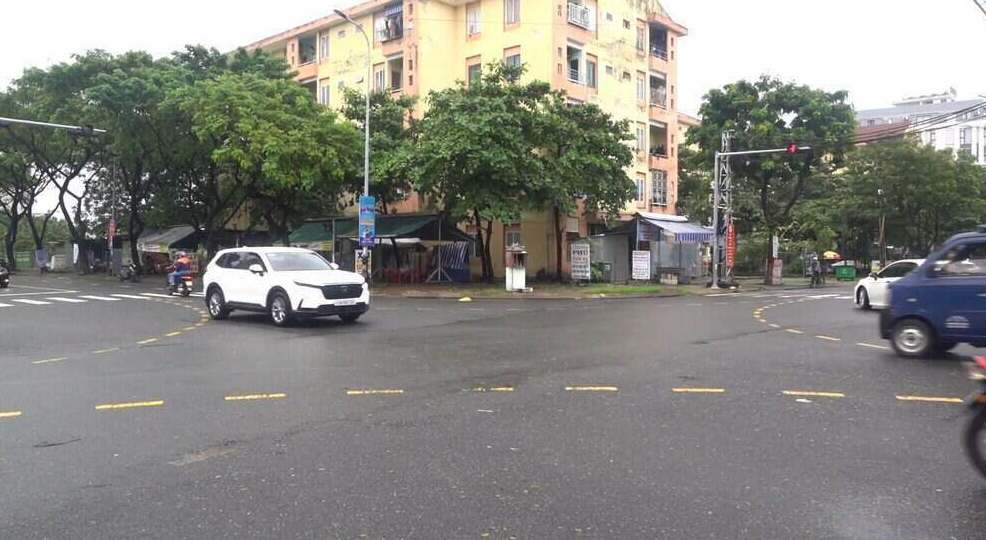 Kinh Duong Vuong Street was chosen by Hoa Minh Ward People's Committee as route number. Photo: Mai Huong