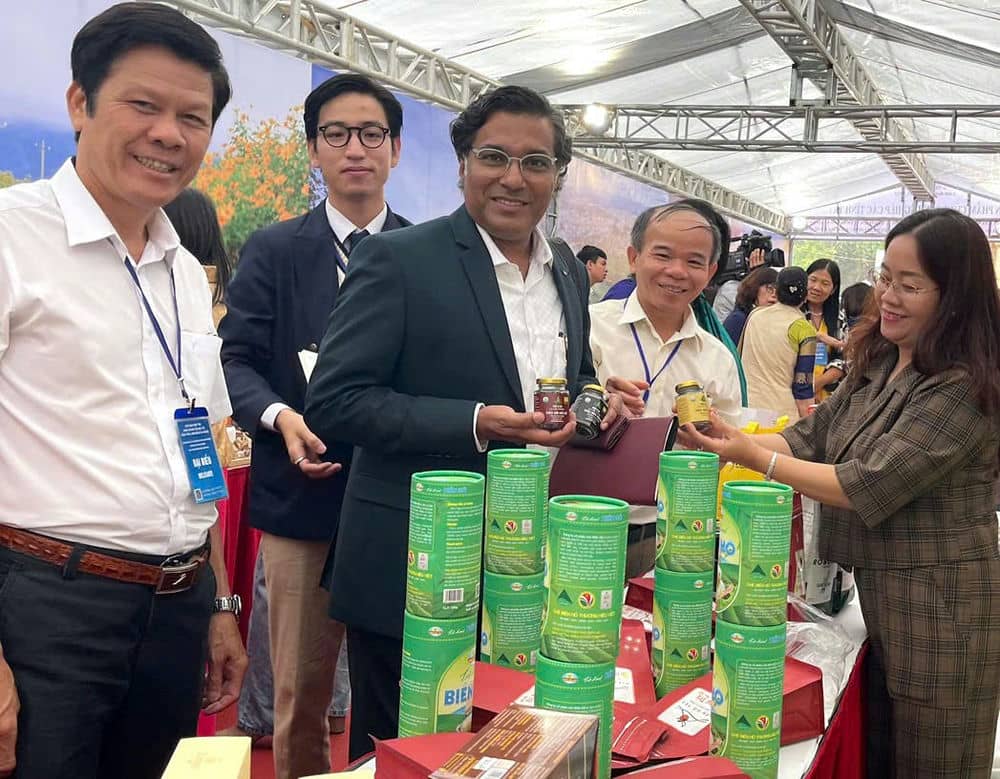 In addition to direct sales, businesses in Gia Lai have been trading products on e-commerce platforms. Photo: Thanh Tuan