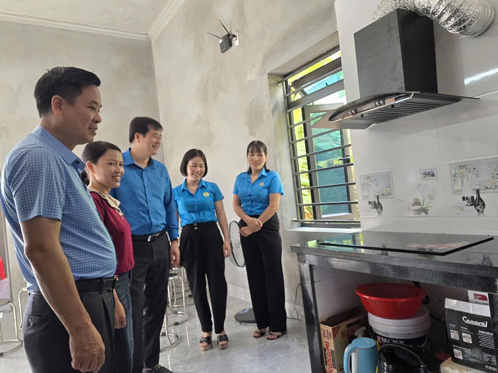 Representatives of the Ninh Binh Provincial Federation of Labor and the Vietnam Transport Trade Union visited the new house of Ms. Nguyen Thi Nguyet's family (residing in Gia Tan commune, Gia Vien district, Ninh Binh province). Photo: Nguyen Truong