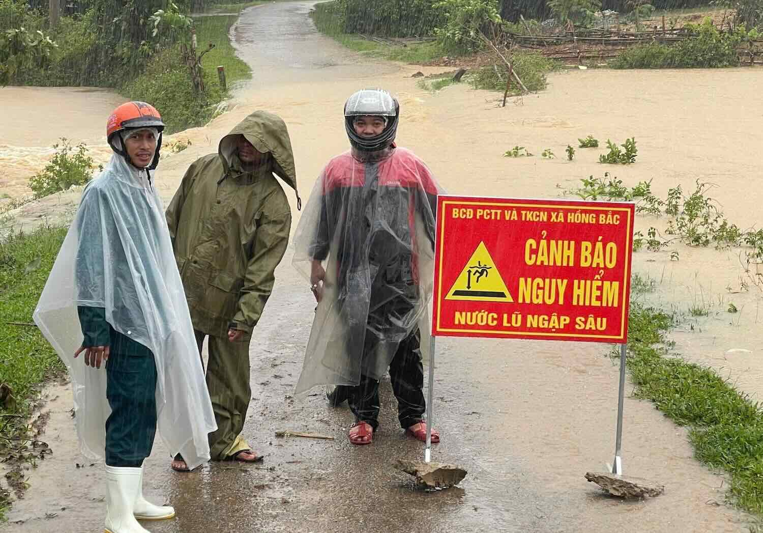 Mua lon co kha nang gay lu, lu quet, sat lo, truot lo dat da o vung doi nui va ven cac song suoi nho o cac huyen, thi xa cua tinh Thua Thien Hue. Anh: Ha Nguyen.