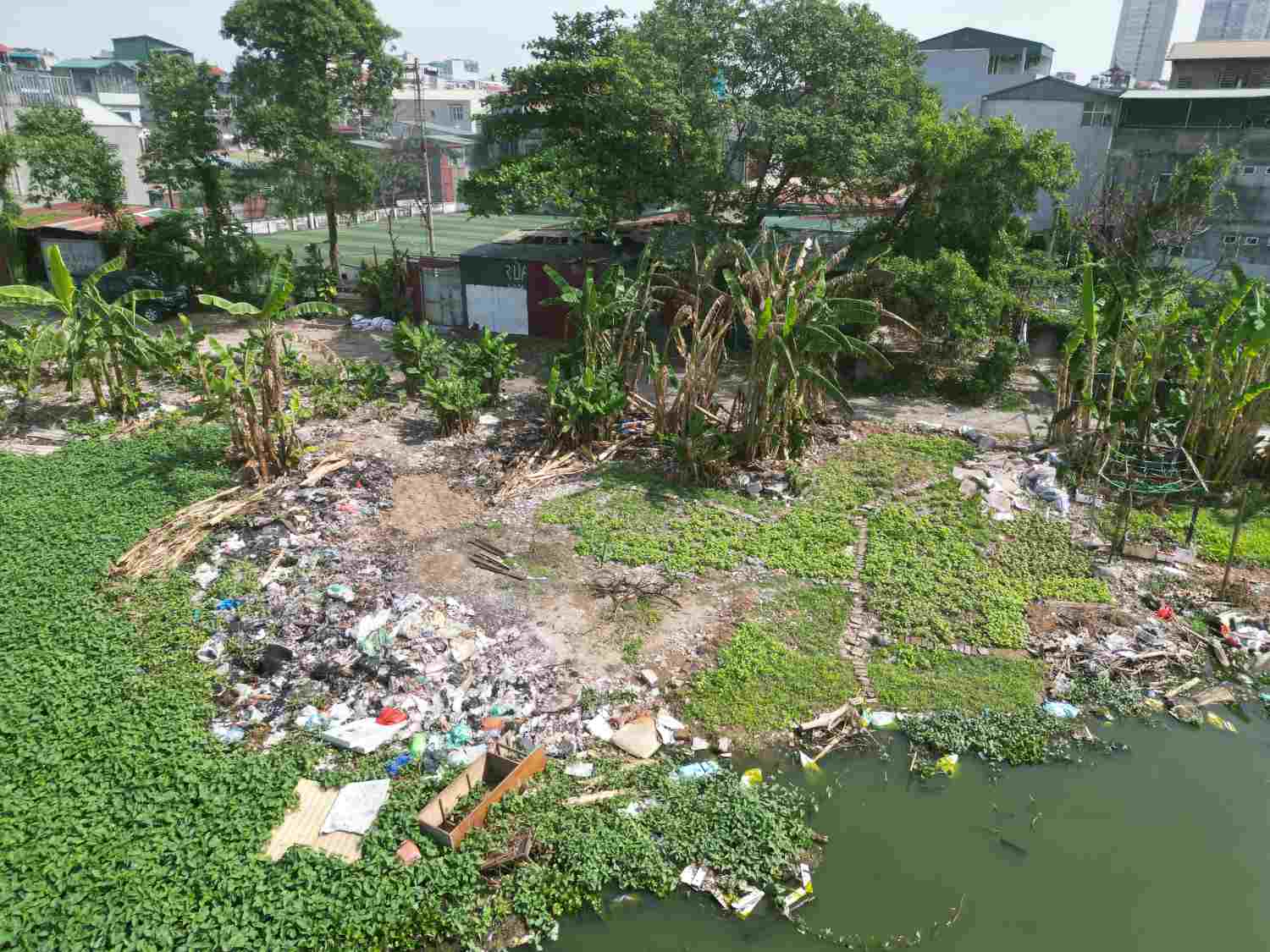 Phế thải, trạc thải xây dựng đổ trộm xuống khu vực Đầm Đỗi (ảnh chụp ngày 27.10). Ảnh: Tùng Giang