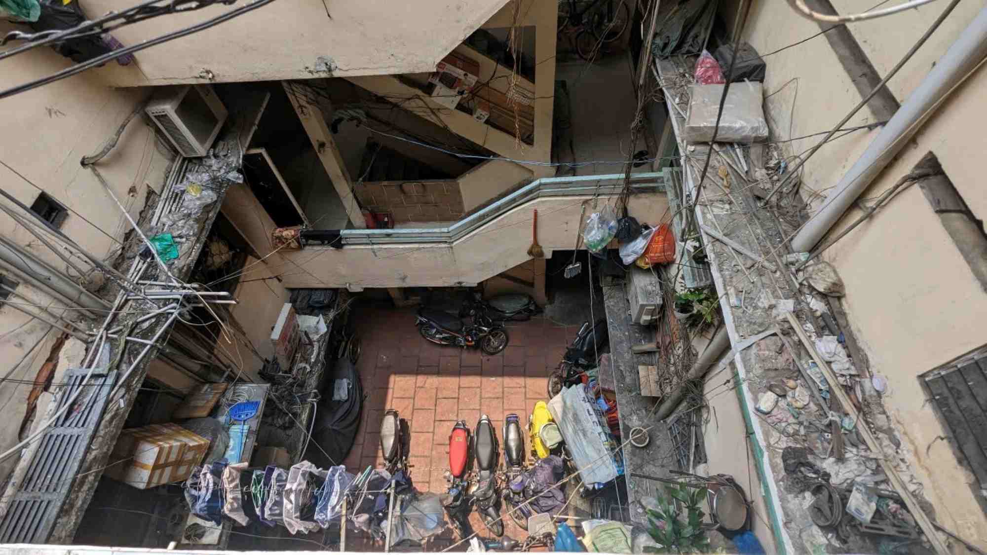 Many old apartment buildings in Ho Chi Minh City have only one fire exit, and the ground floor has many motorbikes, posing a potential risk of fire and explosion. Photo: Ngoc Anh