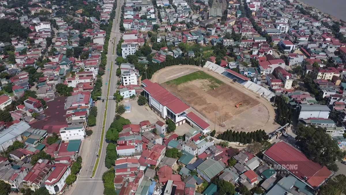 Yen Bai City Stadium is being invested in renovation and upgrading. Photo: Tran Bui