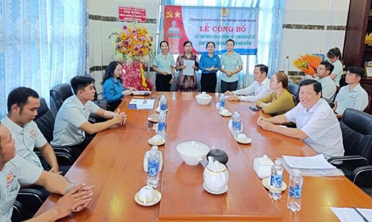 Công đoàn ngành NNPTNT tỉnh Tiền Giang quyết định thành lập công đoàn cơ sở Công ty TNHH chăn nuôi gia cầm Năm Hưởng. Ảnh: Thành Nhân