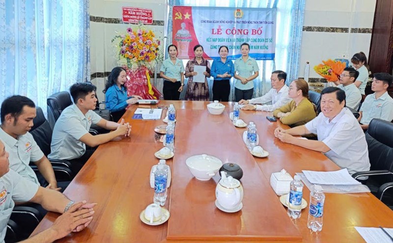 The Trade Union of Agriculture and Rural Development of Tien Giang province decided to establish a grassroots trade union of Nam Huong Poultry Breeding Company Limited. Photo: Thanh Nhan
