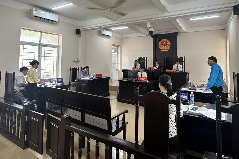 Trade unions participate in protecting workers at the trial of labor accident compensation disputes. Photo: Thanh An