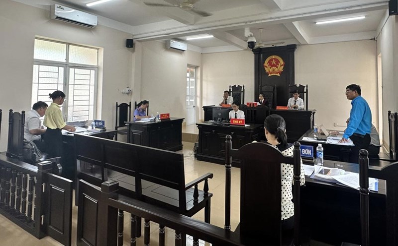 Trade unions participate in protecting workers at the trial of labor accident compensation disputes. Photo: Thanh An