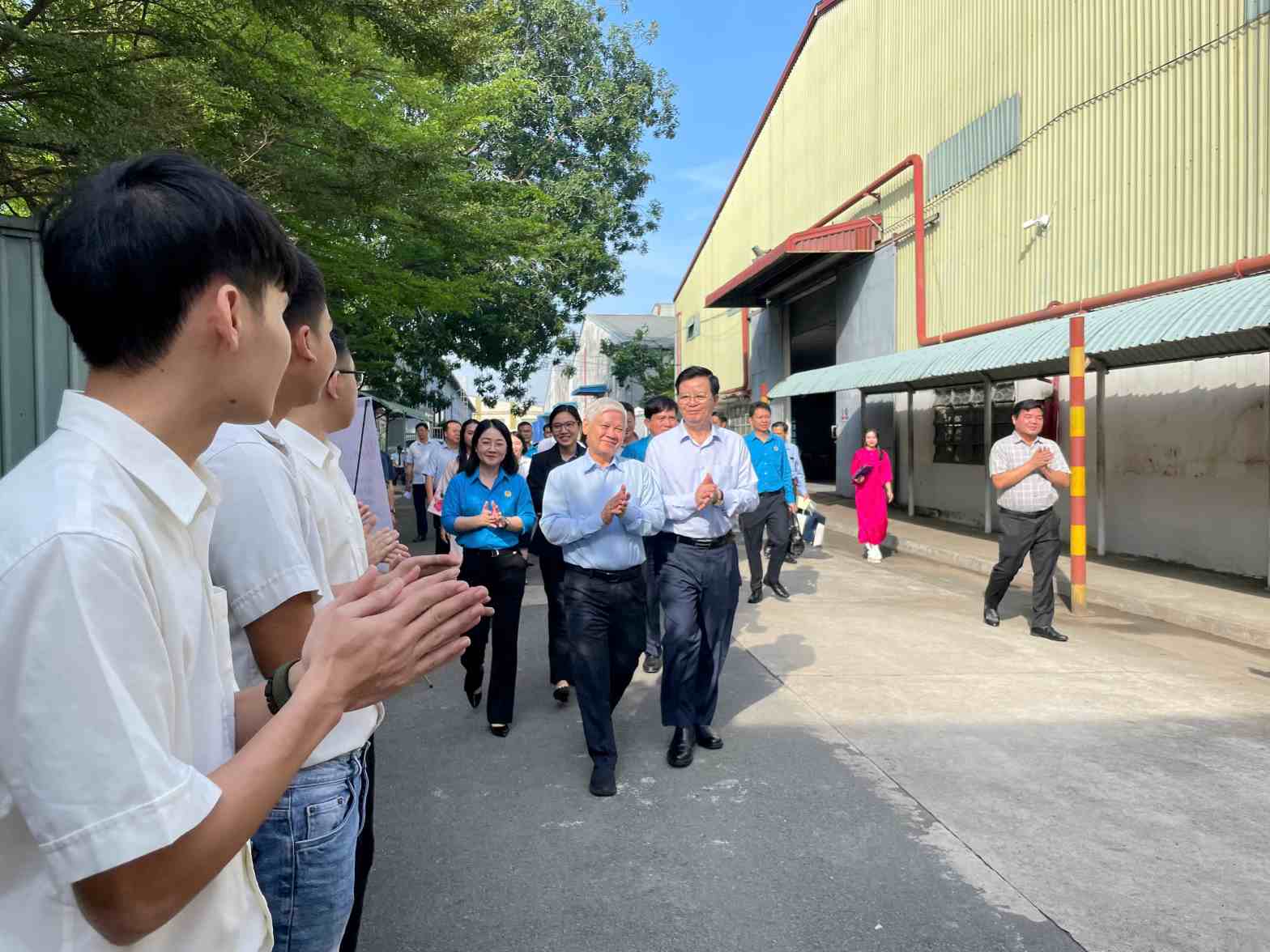 The delegation of the Central Committee for Mass Mobilization and leaders of Binh Duong Provincial Party Committee visited the "skillful mass mobilization" model at Mekong Furniture Company Limited. Photo: Dinh Trong