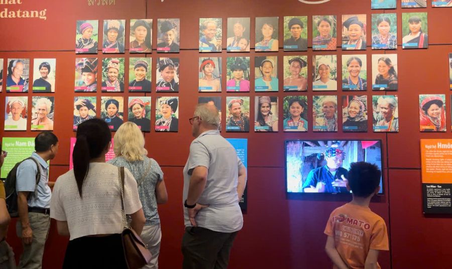 Foreign visitors visit the Vietnam Museum of Ethnology. Photo: Hoang Hue