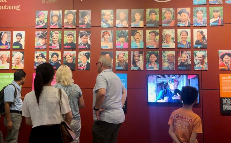 Foreign visitors visit the Vietnam Museum of Ethnology. Photo: Hoang Hue