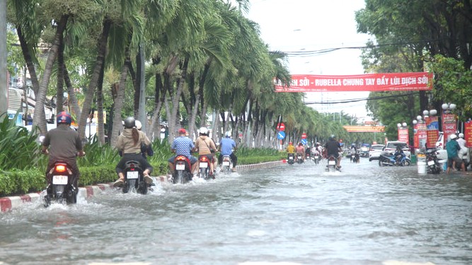 Duong Tran Phu, mot tuyen duong huyet mach cua thanh pho Bac Lieu den 17 gio van con ngap sau, giao thong di chuyen kho khan. Anh: Nhat Ho