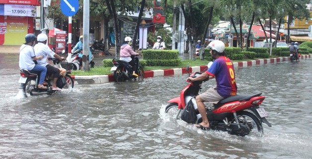 Rare heavy rain in Bac Lieu city. Photo: Nhat Ho