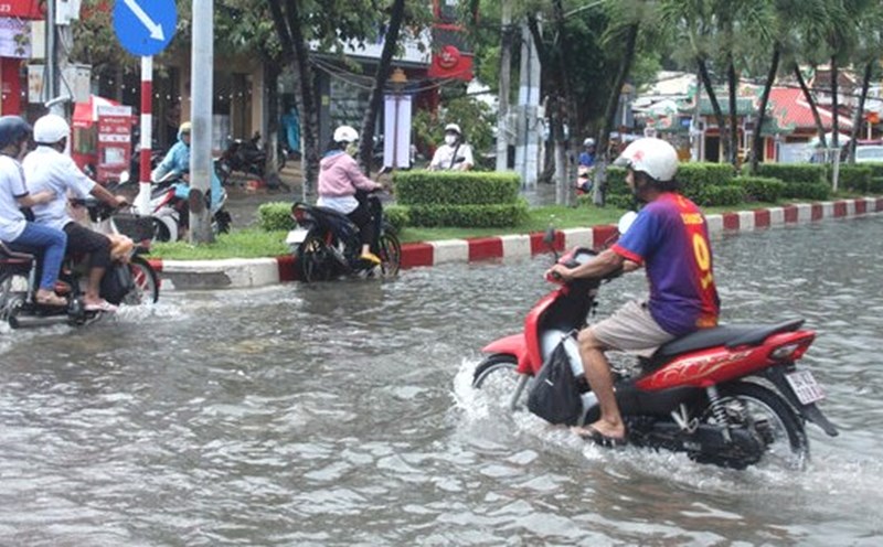 Rare heavy rain in Bac Lieu city. Photo: Nhat Ho