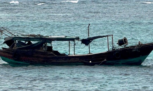 Tàu vô chủ trôi dạt vào gần đảo Lý Sơn, tỉnh Quảng Ngãi có chiều dài khoảng 15 mét, chiều ngang 3,4 mét. Ảnh: Biên phòng Quảng Ngãi.