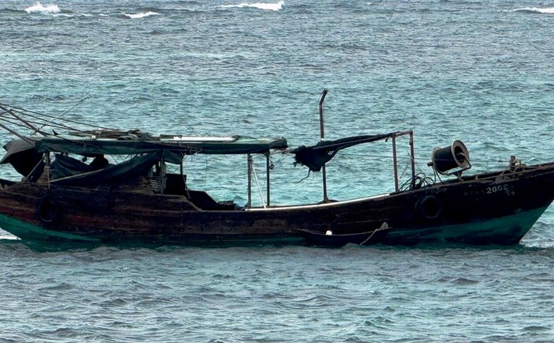 The abandoned boat drifted near Ly Son Island, Quang Ngai Province, about 15 meters long and 3.4 meters wide. Photo: Quang Ngai Border Guard.