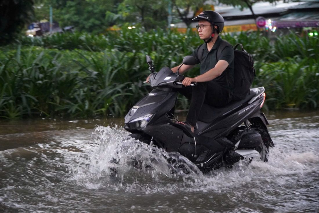 Tu the dieu khien xe cua nhieu nguoi khi qua doan duong ngap de tranh bi uot. 