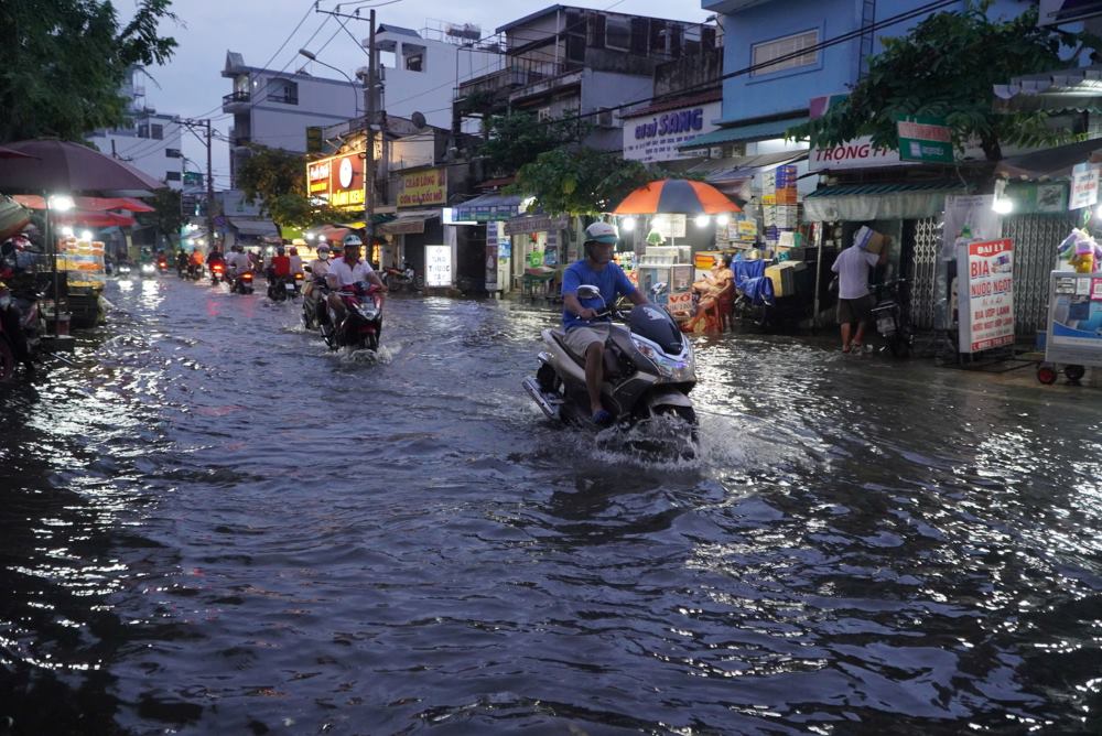 Ghi nhan cua Lao Dong, tu khoang 17h30, nuoc bat dau 