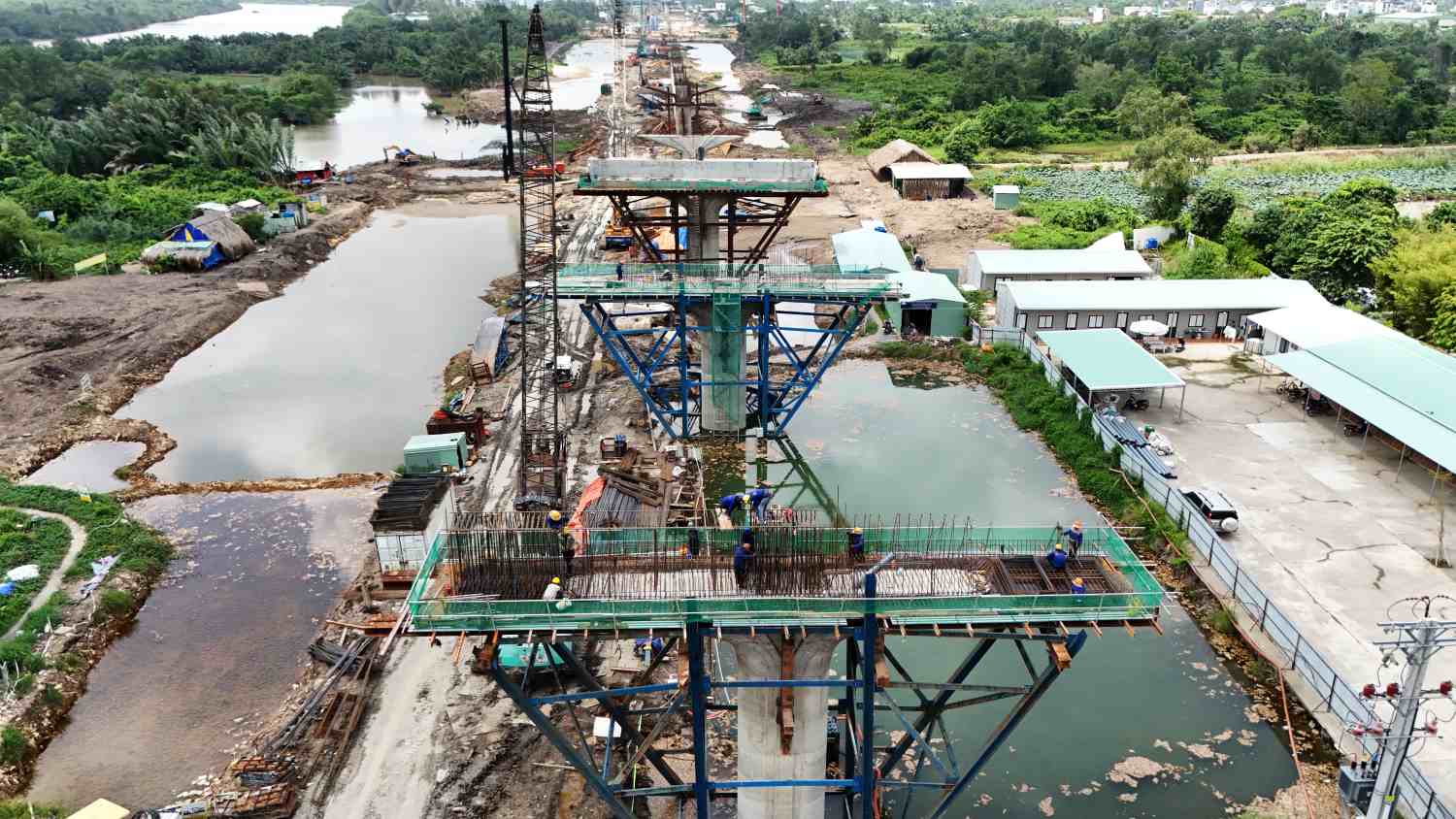 Construction of the Ring Road 3 overpass via Thu Duc City (HCMC). Photo: Minh Quan