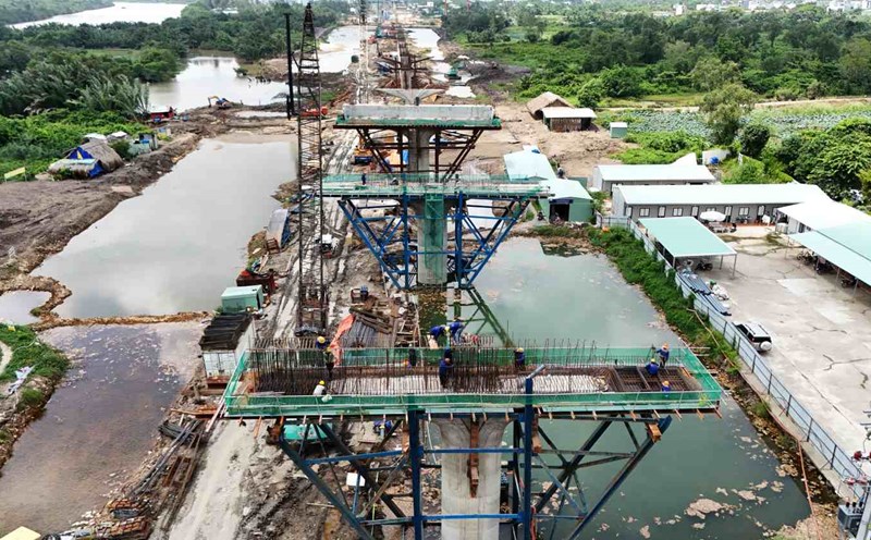 Construction of the Ring Road 3 overpass via Thu Duc City (HCMC). Photo: Minh Quan