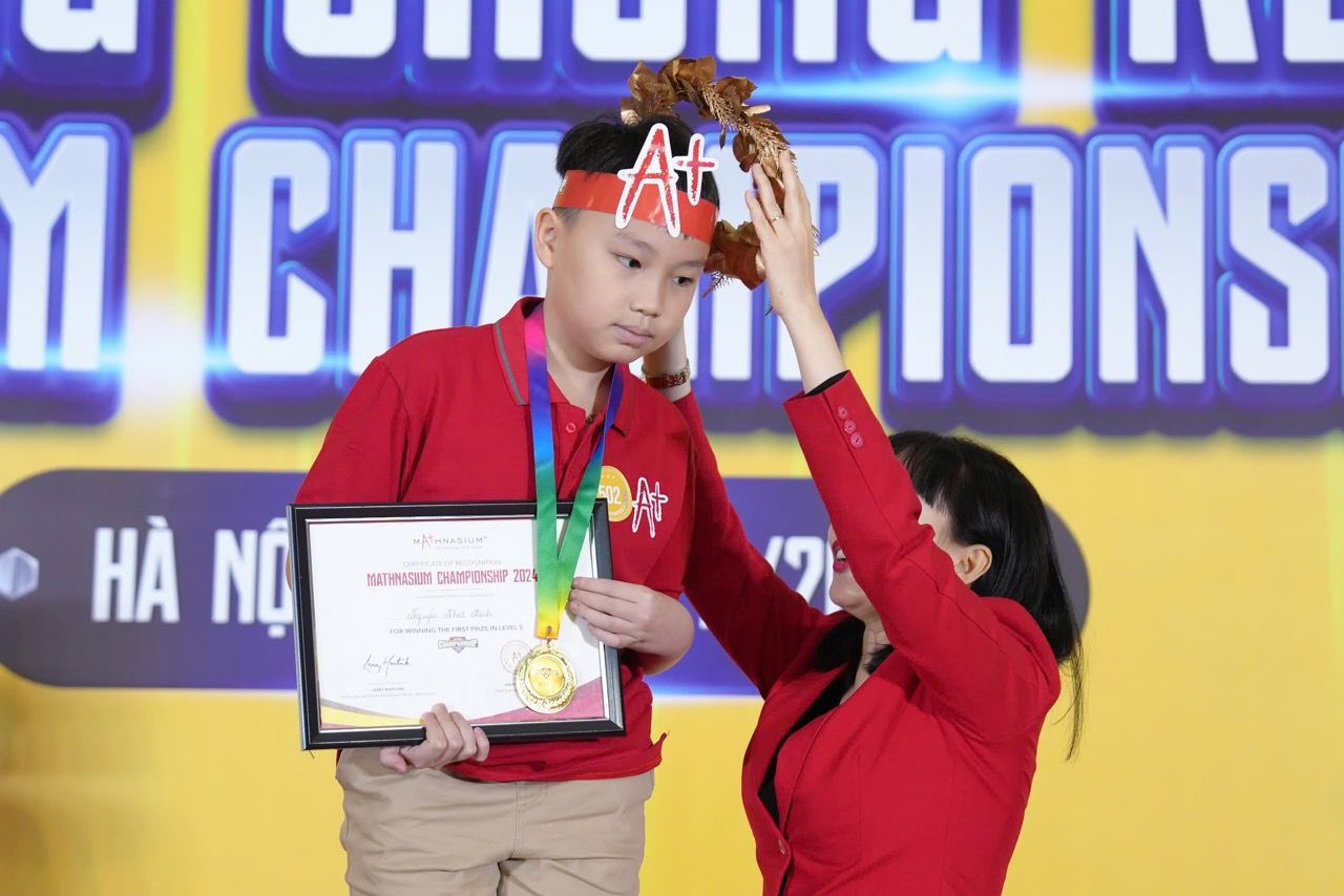 Medal award ceremony for the first prize winner of the Mathnasium Championship in the North. Photo: Organizing Committee.