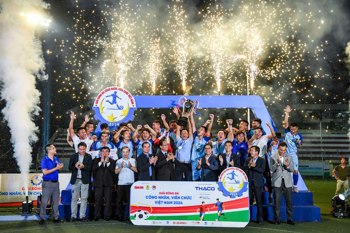 Leaders of the National Assembly, Vietnam General Confederation of Labor, and Vietnam Football Federation celebrate with the Quang Ninh Trade Union team. Photo: Ha Quan