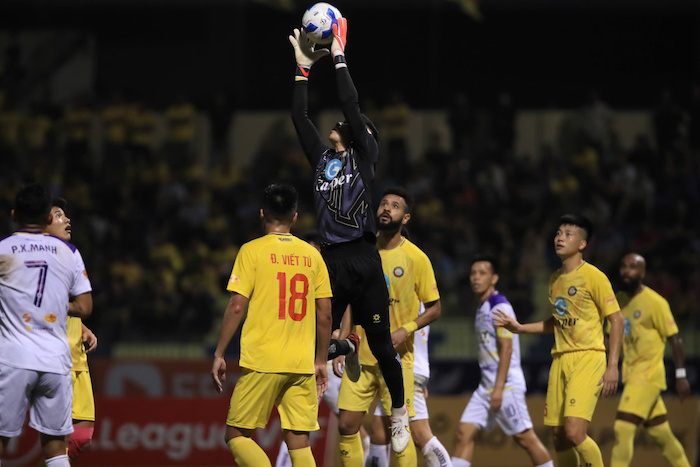 Khoang thoi gian con lai cua hiep 1, Ha Noi FC lai la nhung nguoi choi bong chu dong hon. Su chac chan cua Xuan Hoang va mot chut may man giup Thanh Hoa dung vung.